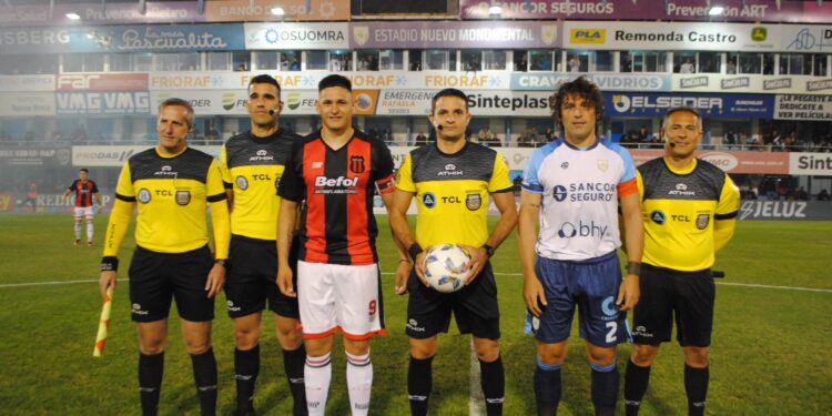 Aquí estamos de pie